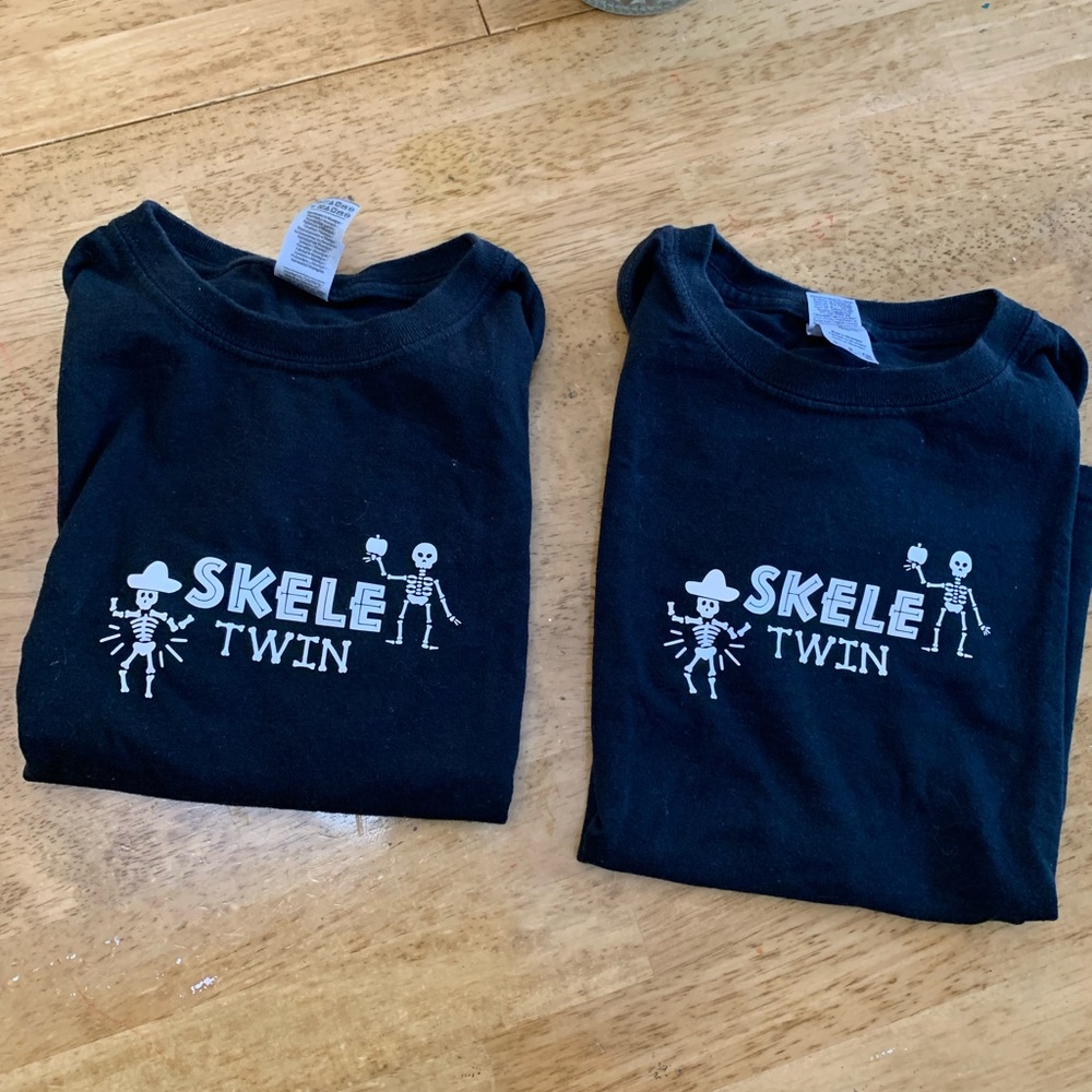 HALLOWEEN TWIN TEES SIZE SMALL